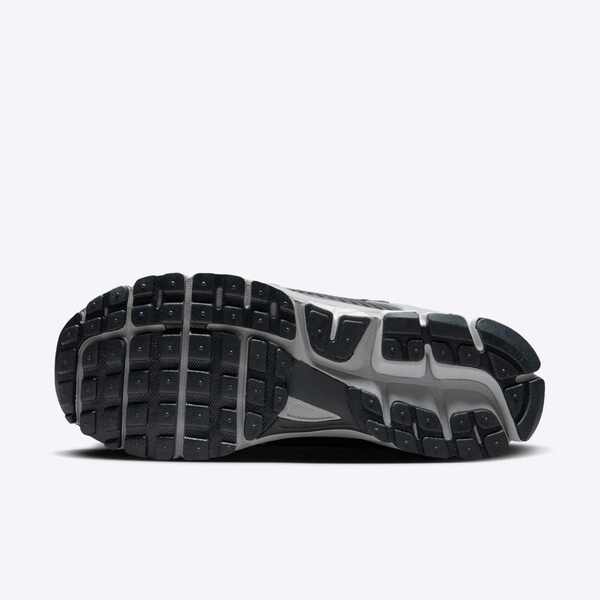 NIKE ZOOM VOMERO 5