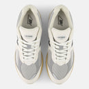 NEW BALANCE 2002R